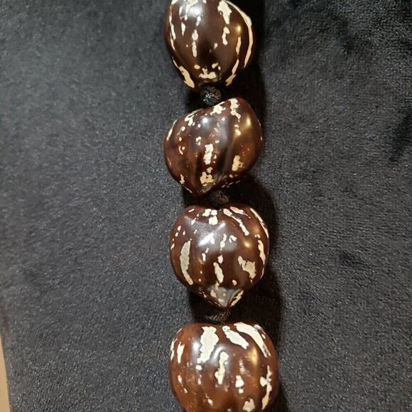 Women Fashion Brown Lumbang Kukui Nut Seed Collar Necklace with Lei Ribbon Clasp - Picture 5 of 6